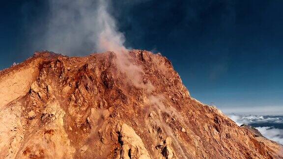 从岩石火山空中升起的烟雾