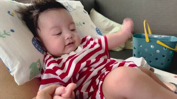 可爱的亚洲小男孩的肖像穿着红白条纹衬衫