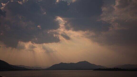 日落在山和大海