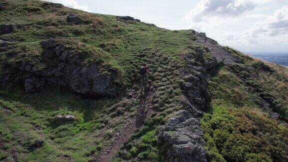 徒步旅行者和背包客在英国杰出自然风景区马尔文山和大马尔文镇散步夏天徒步旅行