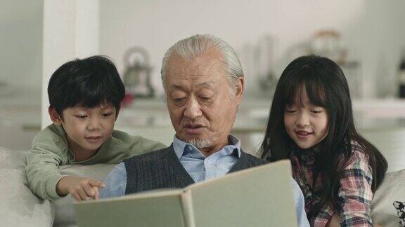 亚洲爷爷给两个孙子讲故事
