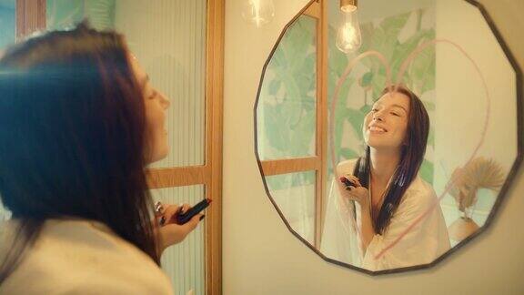 迷人的黑发享受她的倒影在镜子上画红心早上浴室常规