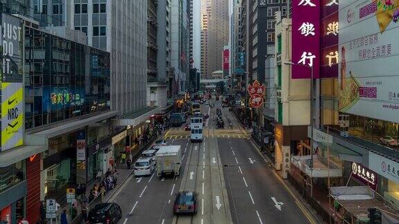 慢镜头:行人与历史电车背景在香港市中心