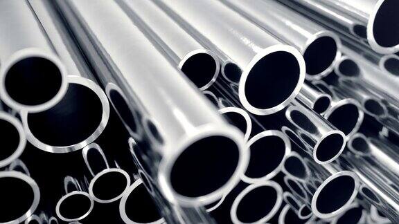 金属管道堆放具有选择性聚焦效果的闪光金属钢管堆