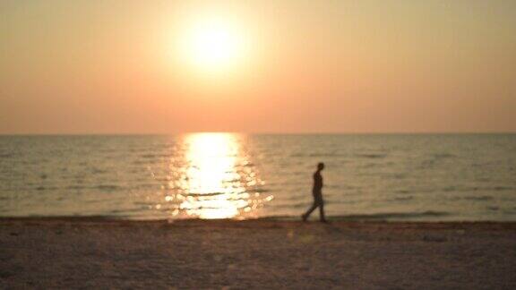 拂晓时分一名身份不明的男子沿着海滩走着