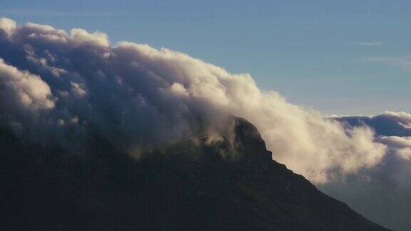 云倾泻在桌面山