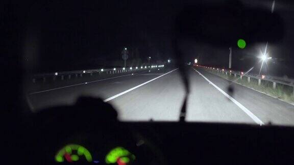 驾驶在下雨高速公路夜间行驶车辆的视角