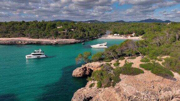 游艇停泊在马略卡岛的一个海湾海水清澈碧绿地中海马略卡岛海滩
