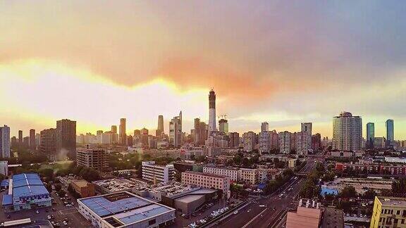 繁忙的城市交通和商业建筑在建的摩天大楼中国北京的地标(延时)