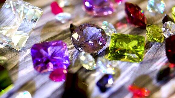特写镜头各种宝石和矿物:红宝石钻石祖母绿玛瑙紫水晶蓝宝石黄玉碧玺海蓝宝石