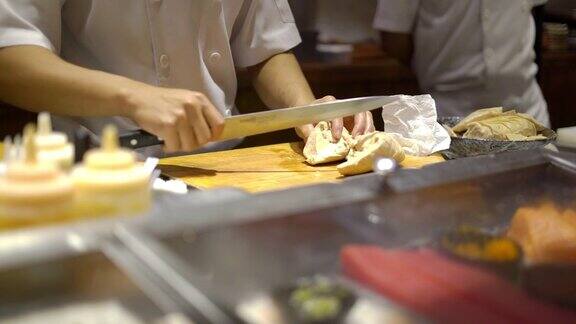 厨师正在一家日本餐厅为鹅肝切片