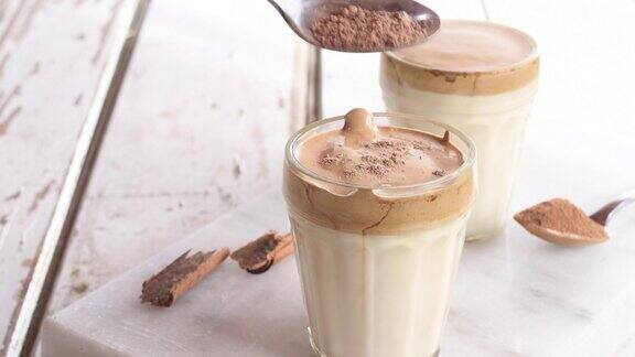 咖啡Dalgona由牛奶和生咖啡奶油制成的流行饮料