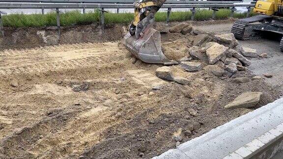 施工机器在高速公路上打碎旧沥青