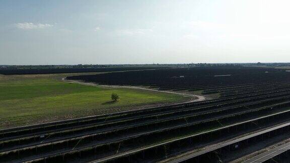 绿色无污染的空中乡村景观与太阳能电池板光伏基站