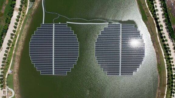 从空中俯瞰的太阳能电池板一排排的多晶硅太阳能电池或漂浮在水面上的太阳能发电厂的光伏电池