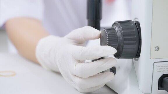 现代医学实验室用实验室显微镜检查分析