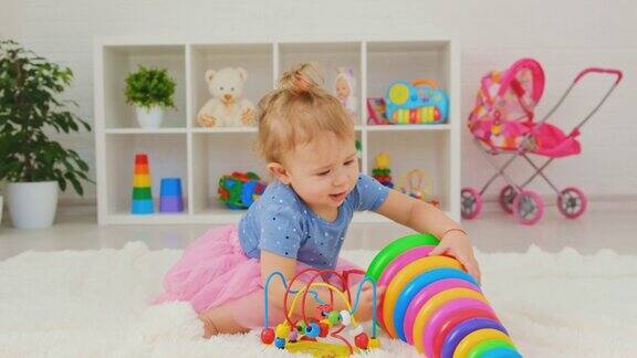 孩子在房间里玩玩具有选择性的重点孩子