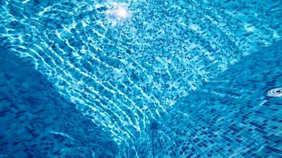 鸟瞰图的游泳池表面和阳光反射在水中
