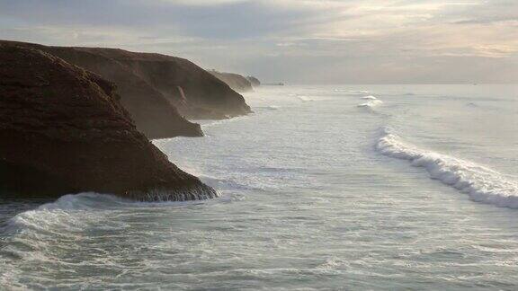 摩洛哥大西洋海岸日落时的岩石
