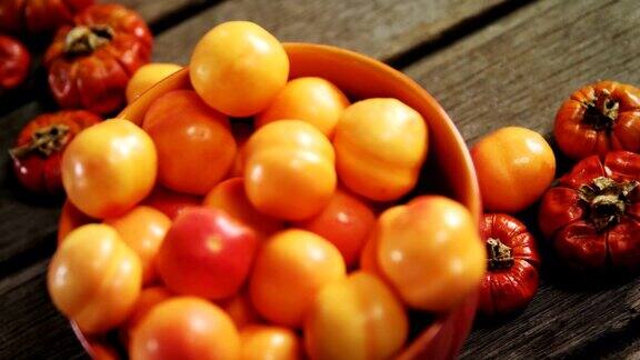 小南瓜和西红柿放在一张木桌上