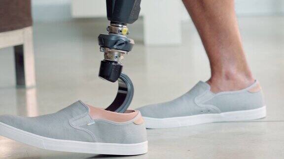 截肢男子使用假肢行走做假肢康复锻炼