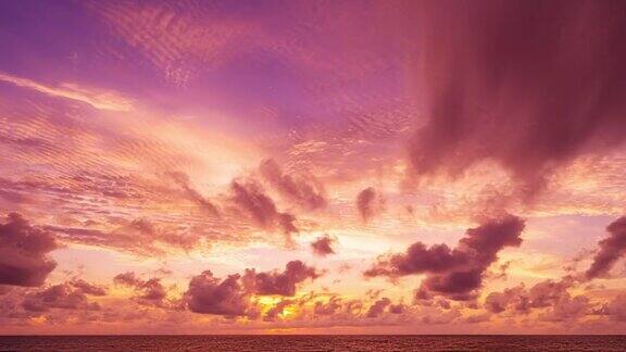 美丽的日落或日出在海上惊人的光景观自然延时彩色天空云的背景
