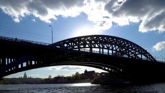 一条宽阔的河流上的铁路桥