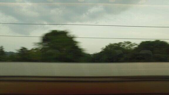 从火车窗口看到的乡间景色