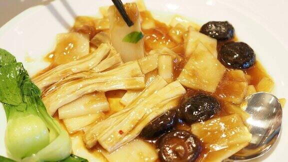 中餐:豆腐皮、炒笋片、油菜