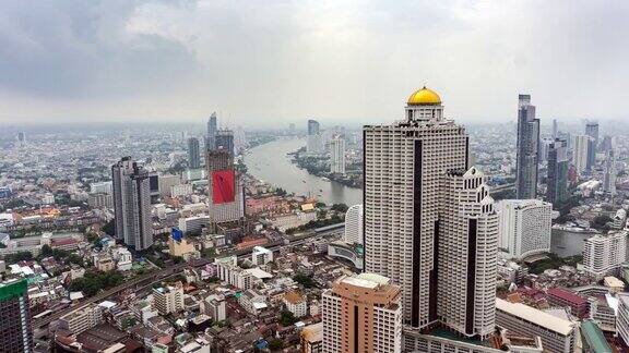 正在移动的云在曼谷城市泰国
