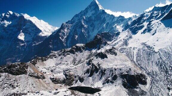白雪皑皑的山峰喜马拉雅山中部的山脉