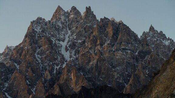 在巴基斯坦北部罕萨山谷地区的帕苏山谷的春天喀喇昆仑山脉雪山的壮丽景色的延时移动光影日落场景