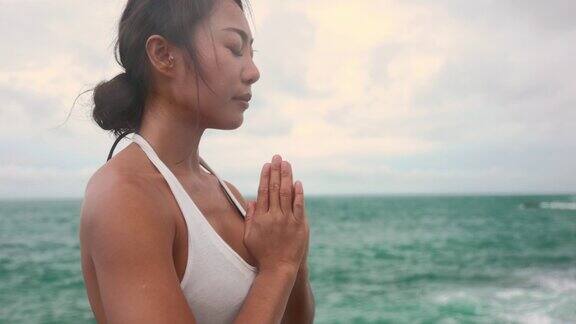 亚洲女性通过瑜伽提高身体、态度和精神的平衡