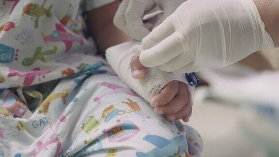 儿童护士在医院检查小男孩