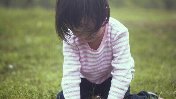 可爱的女孩在草地上玩耍