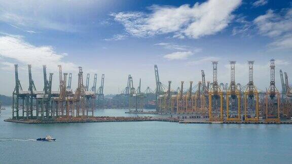 4k新加坡海运港口货船在海上缓慢航行背景是许多集装箱和黄色的起重机