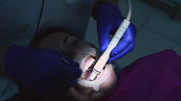 病人看牙医用超声波去除牙垢