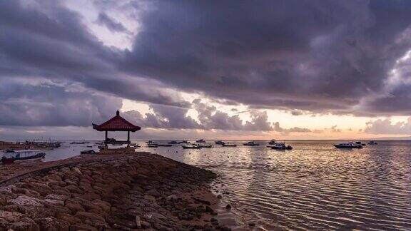 时光流逝:萨努尔海滩上美妙的日出印度尼西亚的巴厘岛