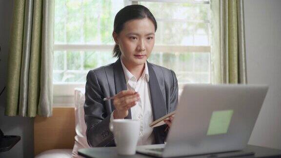 女商人视频电话在笔记本电脑上开会在家工作