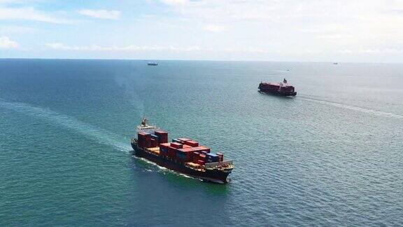航拍集装箱船在海上