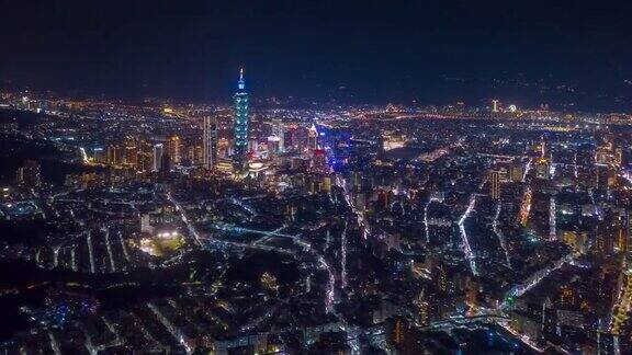 飞行在台北市区夜间照明航拍全景图4k时间间隔台湾