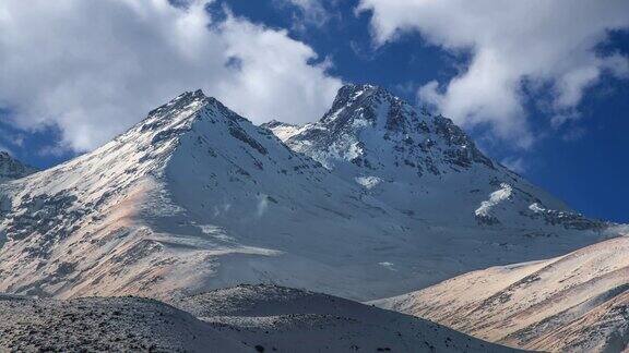 群山中美丽的延时摄影雪山云雾延时拍摄亚美尼亚阿拉加特山