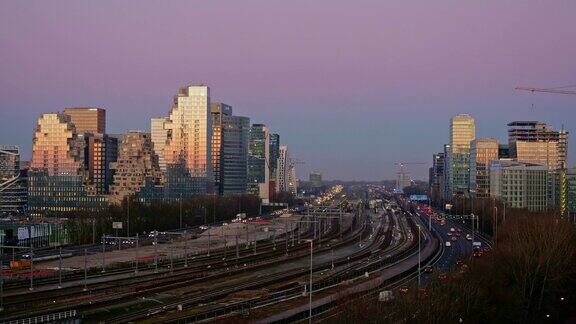 高速公路穿过阿姆斯特丹的祖德商业区