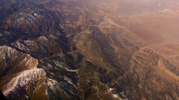 鸟瞰图的山与雪从飞机窗口4k