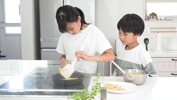 亚洲姐妹和兄弟在厨房做饭