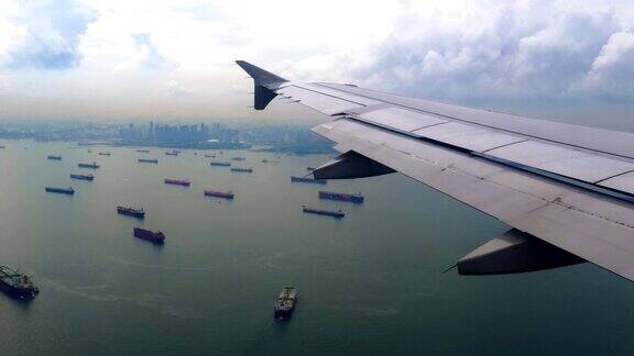 透过飞机窗户观看新加坡湾