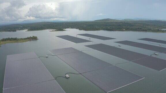 一个巨大的浮动太阳能农场的无人机视图