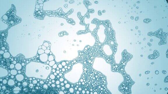 许多不同大小的蓝色分子在深蓝色液体中移动