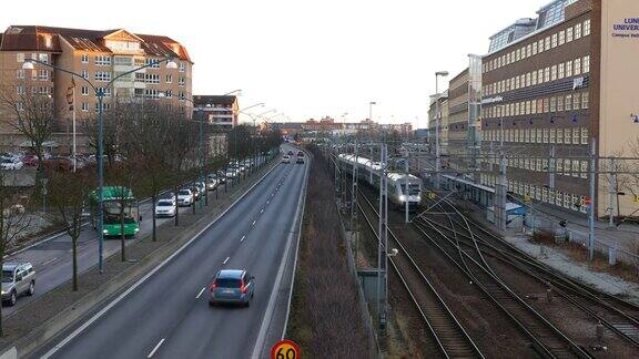 瑞典赫尔辛堡市的城市街道和铁路交通和通勤列车经过