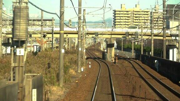 看看京都当地列车前面的城市景观